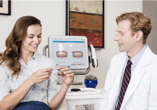 Tannlege og pasient vurderer usynlig tannregulering