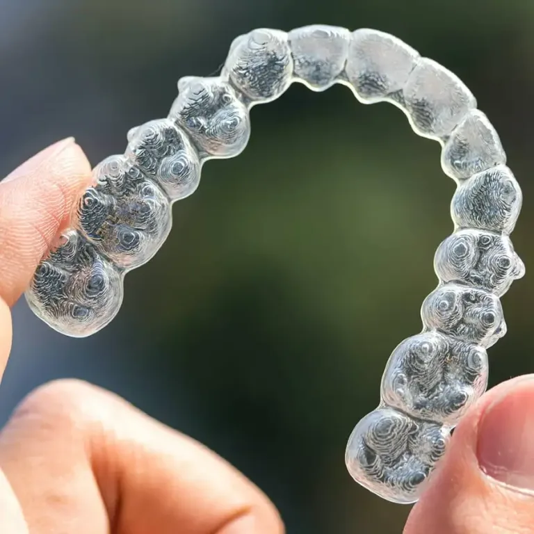 Gjennomsiktig skinne for usynlig tannregulering
